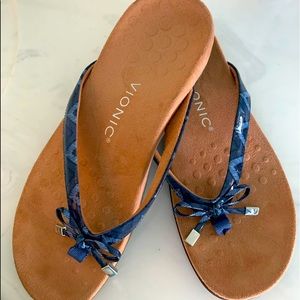 Vionic sandals excellent condition womens size 8.  Very gently used.